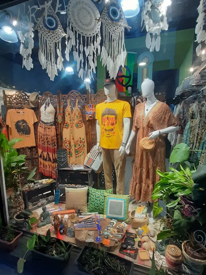 Roupas e acessórios boho na vitrine